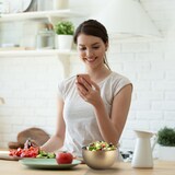 thumbnail of Relaxdays Salatschüssel Edelstahl, 1 L, runde Metallschüssel zum Backen & Servieren, Ø 15 cm, Küchenschüssel, rot/gold