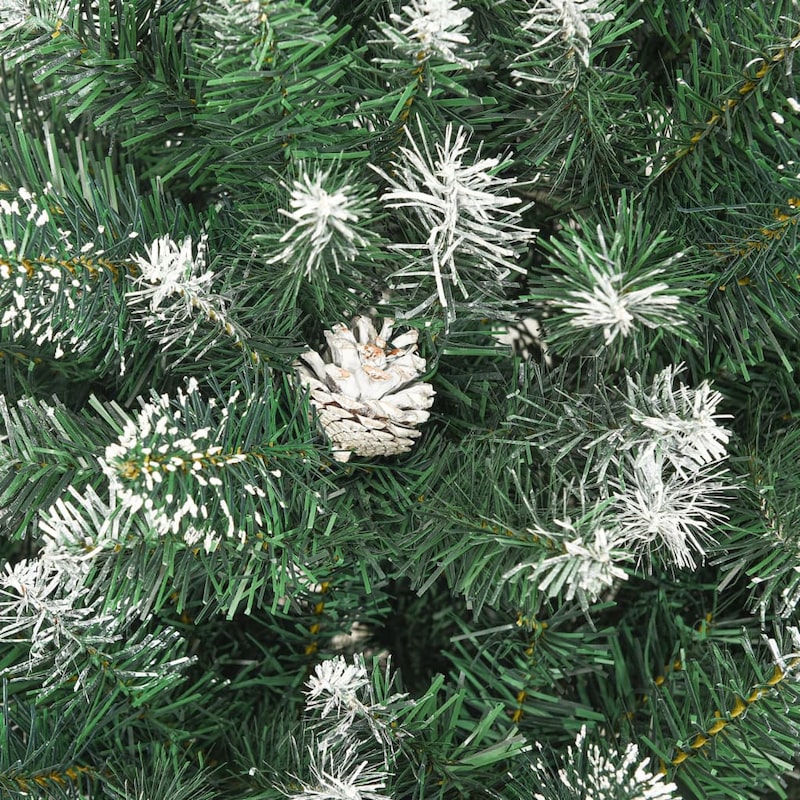 Ein mit Schnee bedeckter Tannenzapfen auf einem Weihnachtsbaum.