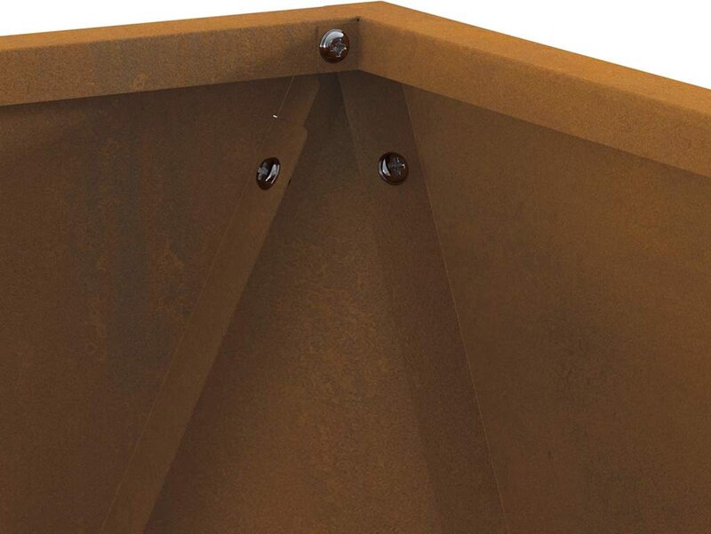 Rostbraune Metallecke mit Schrauben.