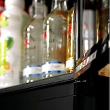 thumbnail of Romux® Vitrina Pastelera Expositora Refrigerada Vertical 3 Estantes 1 Puerta Negra 70 Litros Ventilada | Vitrina Sobremesa Cristal Recto