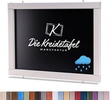 Eine Tafel mit einem Holzrahmen und einer Wolke.