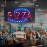 thumbnail of Securit® Panneau LED – PIZZA – Lumières Rouges & Bleues Clignotantes – Noir – Adaptateur 220V + Câble 130 cm