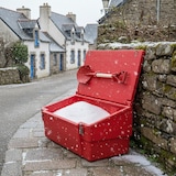 thumbnail of Bac à sable incendie/ à sel de déneigement 100l + grenouillères + pelle - ROUGE