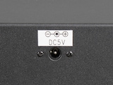 Ein runder Anschluss mit einem DC 5V-Symbol.