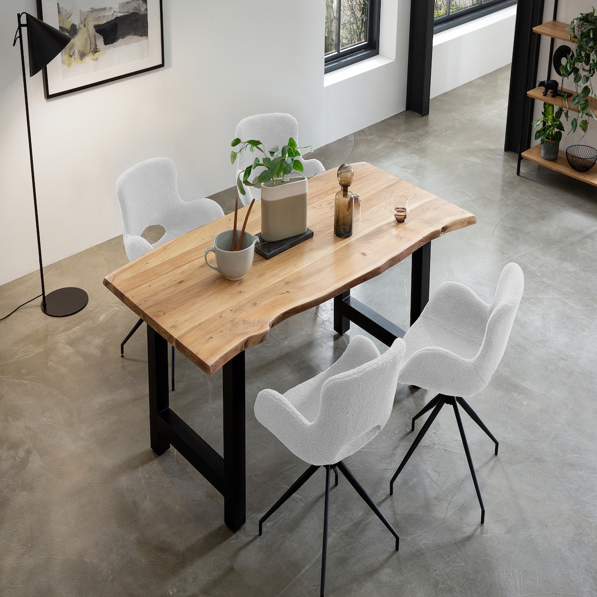 SalesFever Essgruppe 180 cm, 5-tlg., 35 mm Platte Akazie natur, Metallgestell schwarz, 4 Stühle mit Teddyfell & 180° Drehfunktion, weiß – schwarz