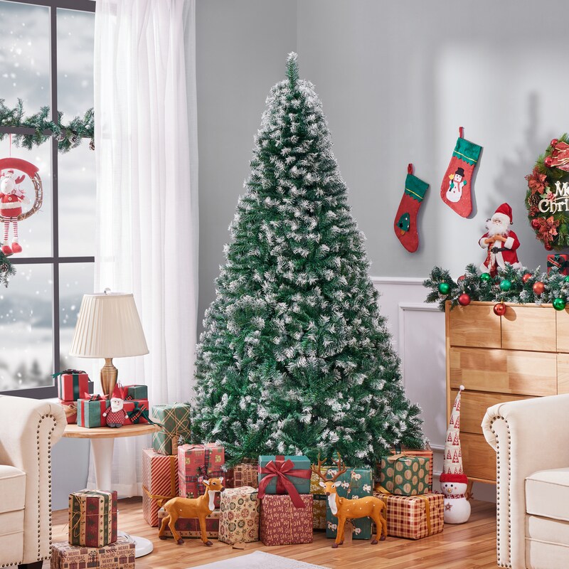 Ein geschmückter Weihnachtsbaum mit Geschenken.