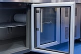 thumbnail of Gekühlter 2-türiger Glaskühltisch, Edelstahl -2 +8 °C 136x70x85h cm tropentauglich