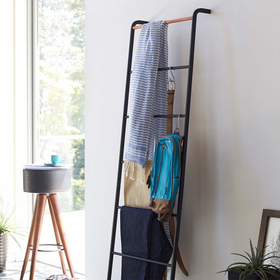 Yamazaki Deko Leiter Handtuchhalter Kleiderleiter Dekoleiter schwarz Garderobelnständer 45x162cm freistehend zum Anlehnen