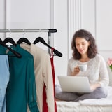 thumbnail of Relaxdays Kleiderbügel Samt, 10er Set, breite Schulter, Bügel mit Hosensteg, 360° drehbarer Haken, Anzugbügel, schwarz