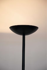 Ein schwarzer Stehlampenschirm mit Licht.