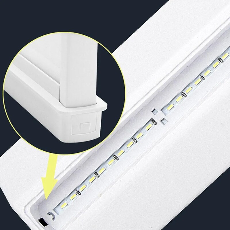Eine LED-Leiste in einer Leuchte.
