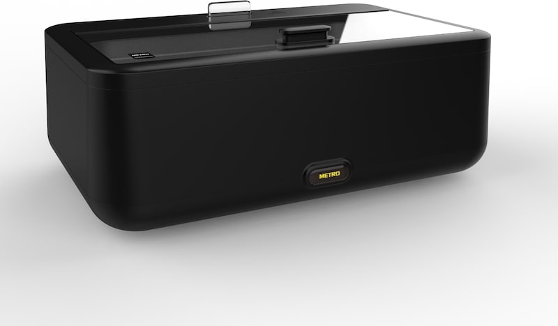 Un dispositivo rectangular negro con un asa plateada.
