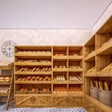 thumbnail of TRADIS Étagère boulangerie bois massif 4 niveaux, 8 casiers inclinés