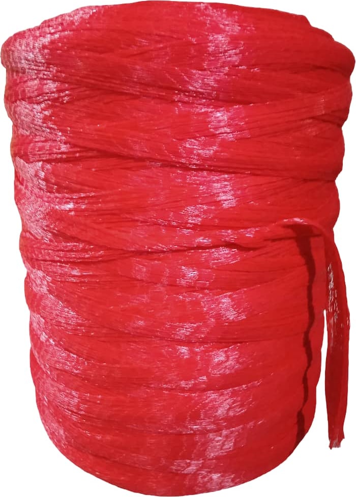 Una bola de hilo rojo.