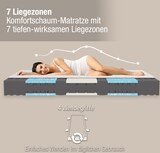 Ein Mann liegt auf einer Matratze mit Griffen.