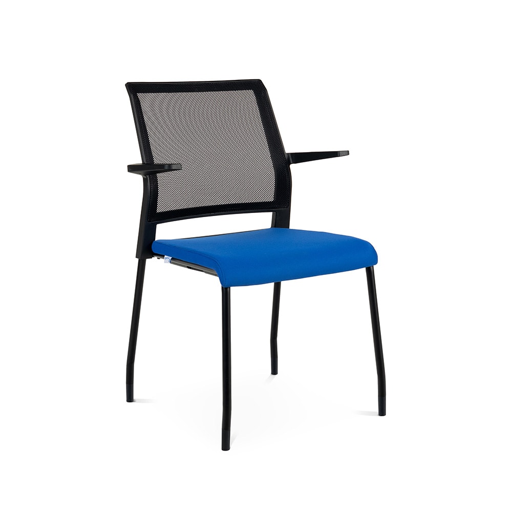 Cadeira cantilever Rocada com encosto em malha 938M. Assento estofado azul.