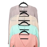 thumbnail of SVITA Kleerhangerset van 50 ruimtebesparende antislip fluwelen zwarte kleerhangers