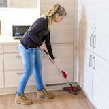 thumbnail of Relaxdays Akkubesen ohne Beutel, kabellos, dreieckiger Kopf, rotierende Bürsten, Elektrobesen, 115x34x34 cm, rot/schwarz