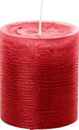 Eine rote Kerze mit Rillen.