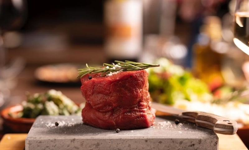 Ein roher Rinderfilet-Steak auf einem Stein.