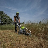 thumbnail of Débroussailleuse Thermique 52cm³ à Roues Lame Ø 255 mm + Casque de sécurité Grillagé VITO