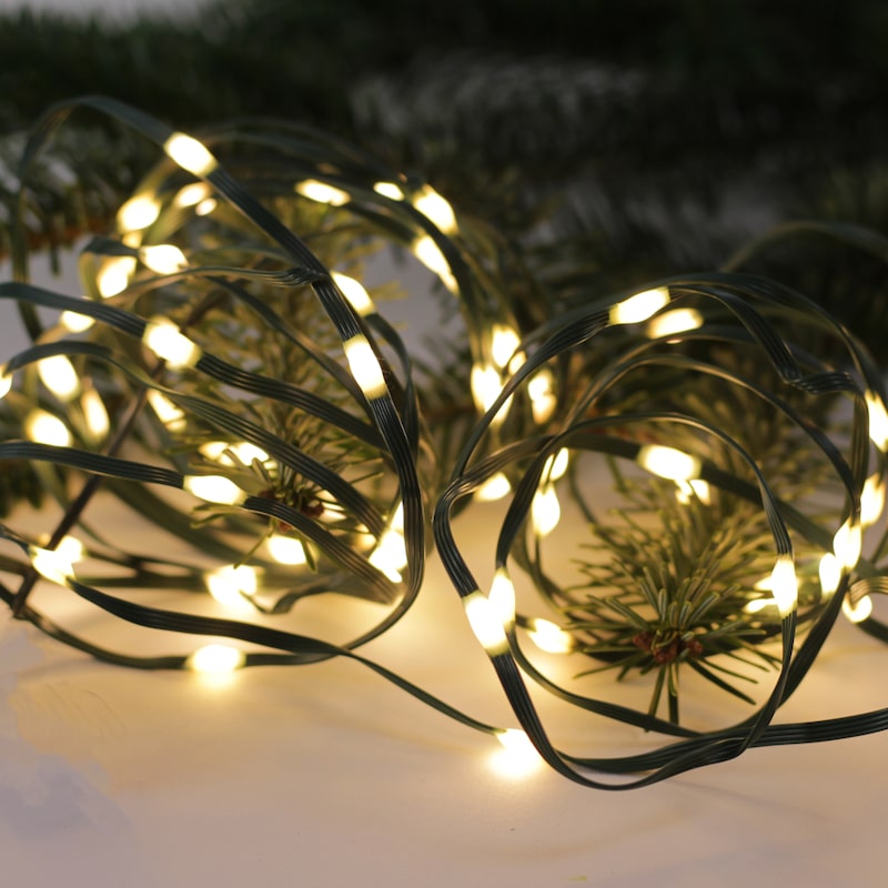 Lichterkette mit Tannenzweigen.
