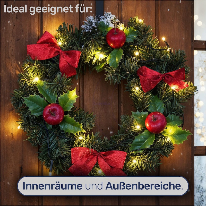 Ein Kranz mit roten Schleifen und Lichtern.