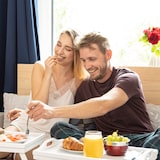 thumbnail of Relaxdays Betttablett Bambus, klappbare Beine, erhöhter Rand, Tablett zum Frühstücken & Servieren, HBT: 22x64x31cm, weiß