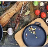 thumbnail of Gusseiserne Servierpfanne auf Holzbrett – ø 20 x 4 cm – Grillpfanne – Gusseisen – Grillen – Geschenk – PFAS-frei – Schwarz