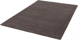 Una alfombra marrón oscura.