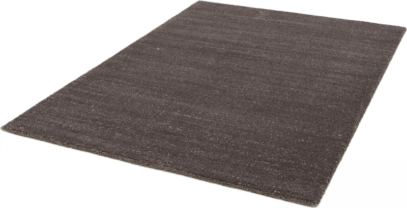 Una alfombra marrón oscura.