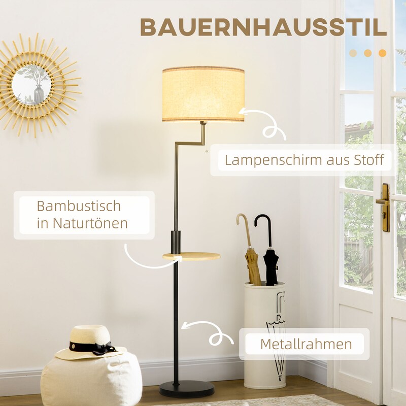 Ein Stehlampe mit einem Lampenschirm aus Stoff und einem Metallrahmen.