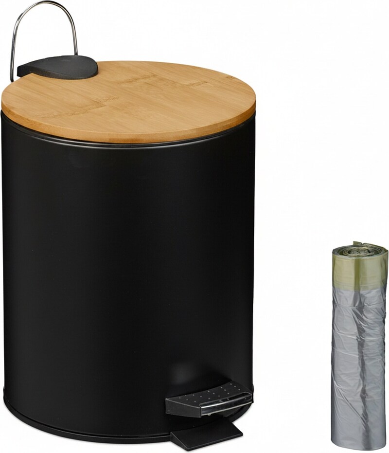 Ein schwarzer Mülleimer mit Holzdeckel und Pedal.