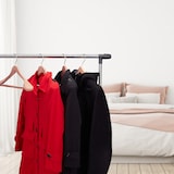 thumbnail of Relaxdays Anzugbügel Zedernholz, 5 Stück, Mottenschutz, rutschfest & stabil, breite Kleiderbügel mit Steg, 45 cm, natur