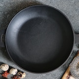 thumbnail of Bratpfanne aus Gusseisen – ø 24 x 4 cm – Gusseisenpfanne für alle Wärmequellen – Holzgriff – PFAS-frei – Schwarz