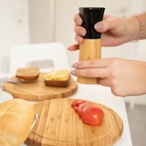 thumbnail of Relaxdays Pfeffermühle 2er Set, manuell, Gewürzmühlen, für Salz, Pfeffer, Holz, verstellbares Keramikmahlwerk, natur