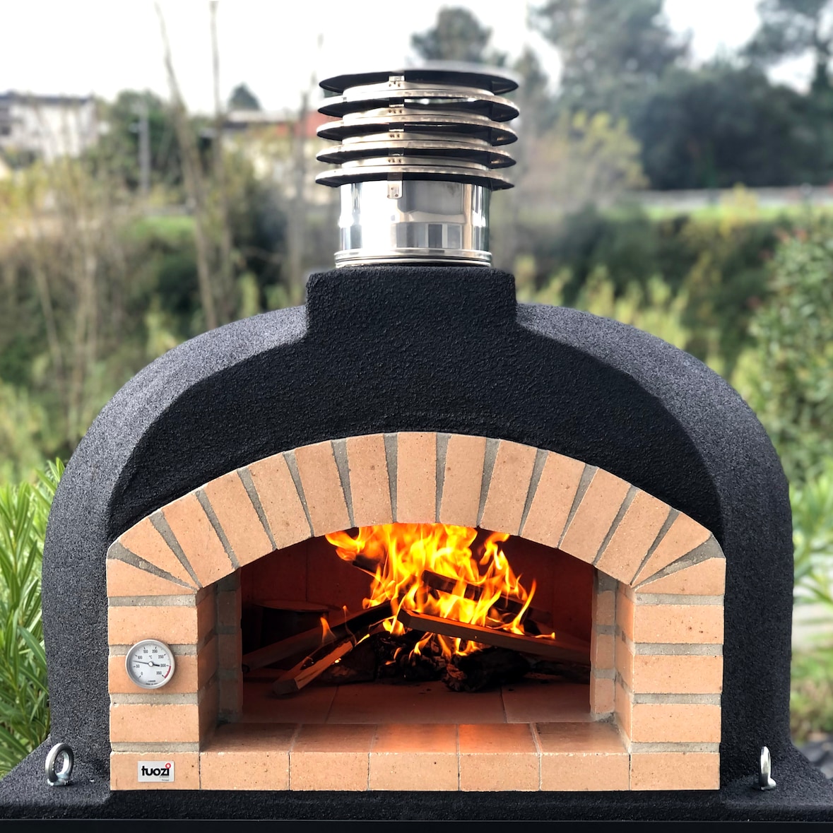 Horno leña Olympus Mons Pro 130 negro, aislado y con puerta de extracción total