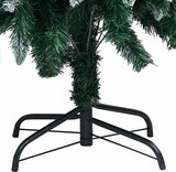 Ein grüner Weihnachtsbaumständer mit Zweigen.