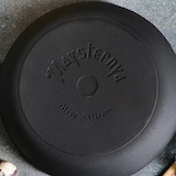 thumbnail of Koekenpan gietijzer - ø 28 x 6 cm - Gietijzeren pan voor alle warmtebronnen - Metalen handvat - PFAS vrij - Zwart