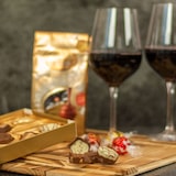 thumbnail of Geschenkset Mailand | Geschenkkorb gefüllt mit Rotwein & Lindt Pralinen