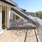 thumbnail of Relaxdays Balkonmöbel Set, 3-teilig, 1 Tisch & 2 Stühle, klappbar, Gartengarnitur Holzoptik, Stahl & Kunststoff, grau