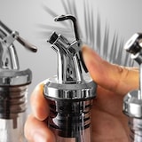 thumbnail of Pico para botellas en plata brillante con tapa de plástico en juego de 10