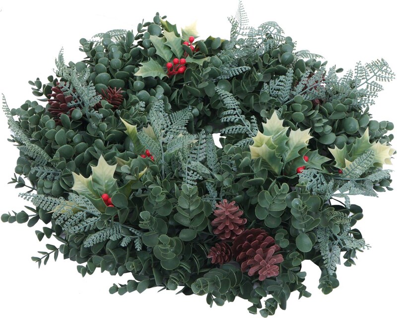 Ein Kranz aus grünen Blättern mit Zapfen und Beeren.