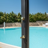 thumbnail of Sined SOLE XXL Doccia solare curva in polietilene HD con rubinetto e lavapiedi, Nero