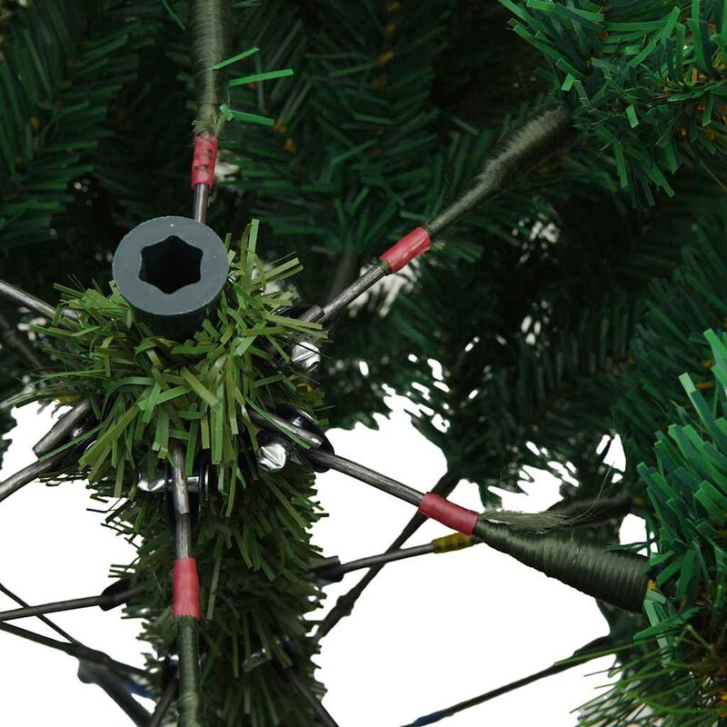 Ein Teil eines künstlichen Weihnachtsbaums mit Lichtern.