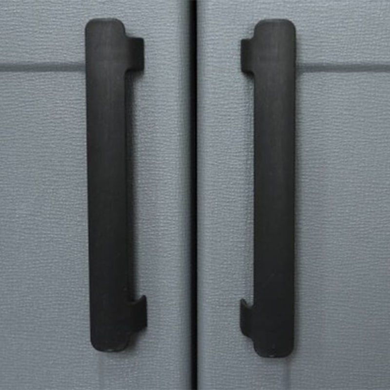 Dos asas negras en puertas grises.