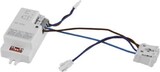 Ein weißer elektronischer Transformator mit Kabeln.