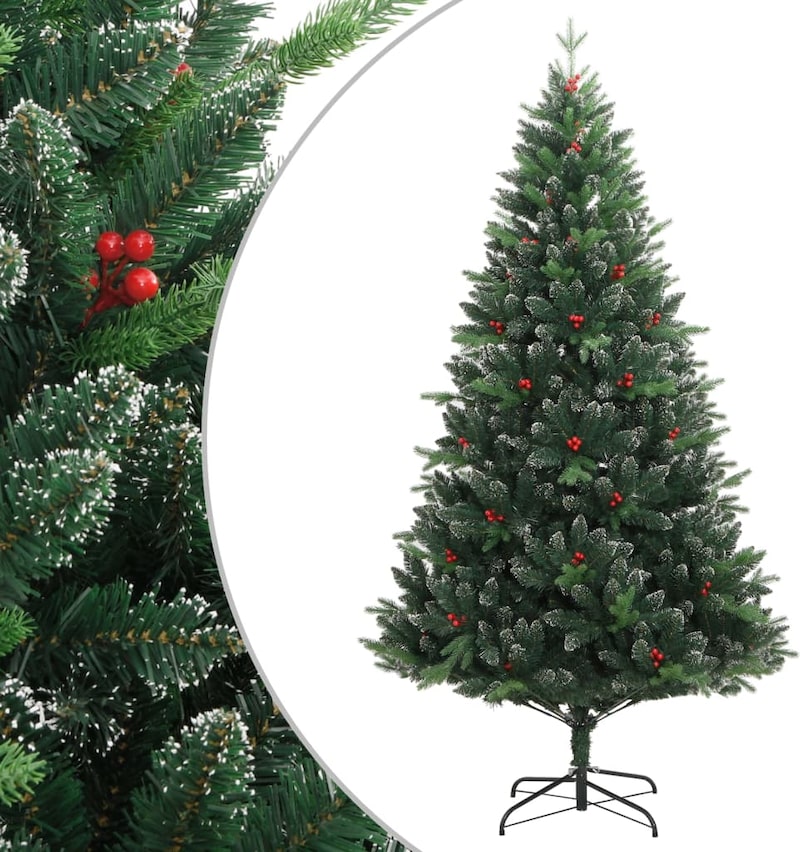 Ein künstlicher Weihnachtsbaum mit roten Beeren.