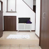 thumbnail of Relaxdays Sitzbank mit Stauraum, gepolstert, 80 l Staufach, Landhausstil, Holz, Sitztruhe HxBxT: 56 x 78 x 39 cm, weiß