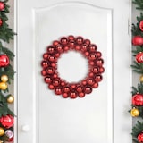 Ein roter Weihnachtskranz aus Kugeln.